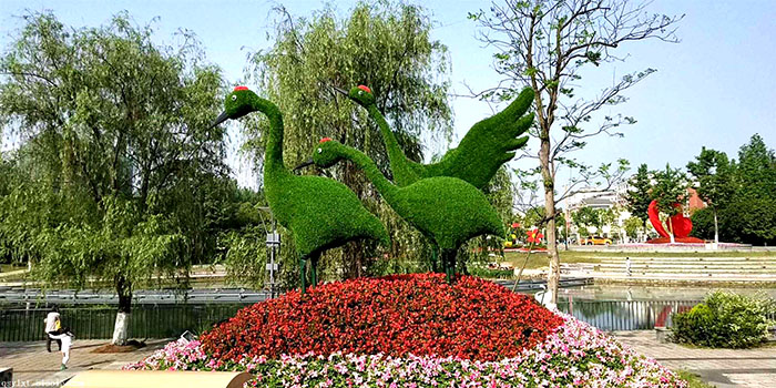 绿雕景观雕塑、丹顶鹤模型
