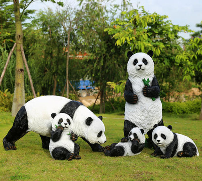 玻钢动物雕塑-其乐融融享受美食的大熊猫